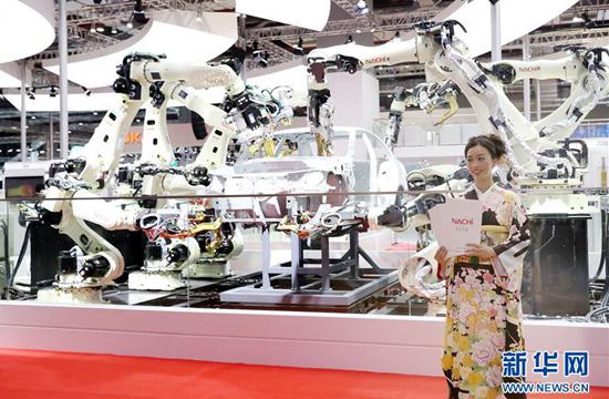 那智不二越在中国国际进口博览会上展出的工业机器人。