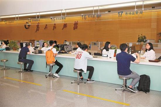 在深圳市行政服务大厅 ，市民正在办理业务。 深圳晚报记者 杨少昆 摄